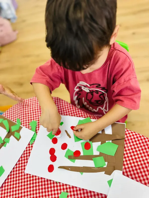 Didim kreş ağaç kolaj kağıt kesme yapıştırma sanat etkinliği